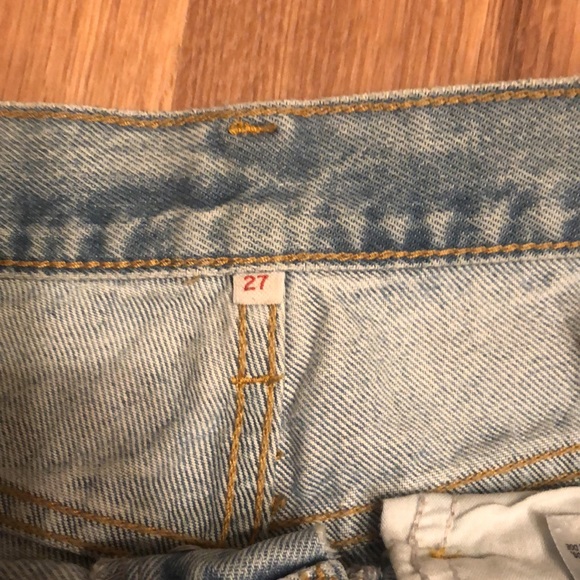 Light wash distressed Levi’s jeans - Picture 6 of 7